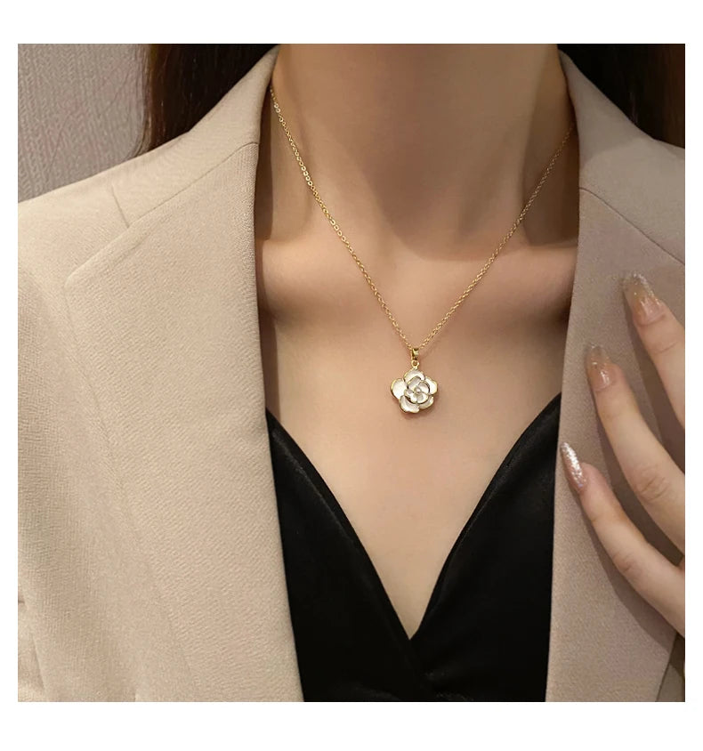 18K Gold Flower Pendant Necklace – Elegant Women’s Jewelry - Aurora Adorn